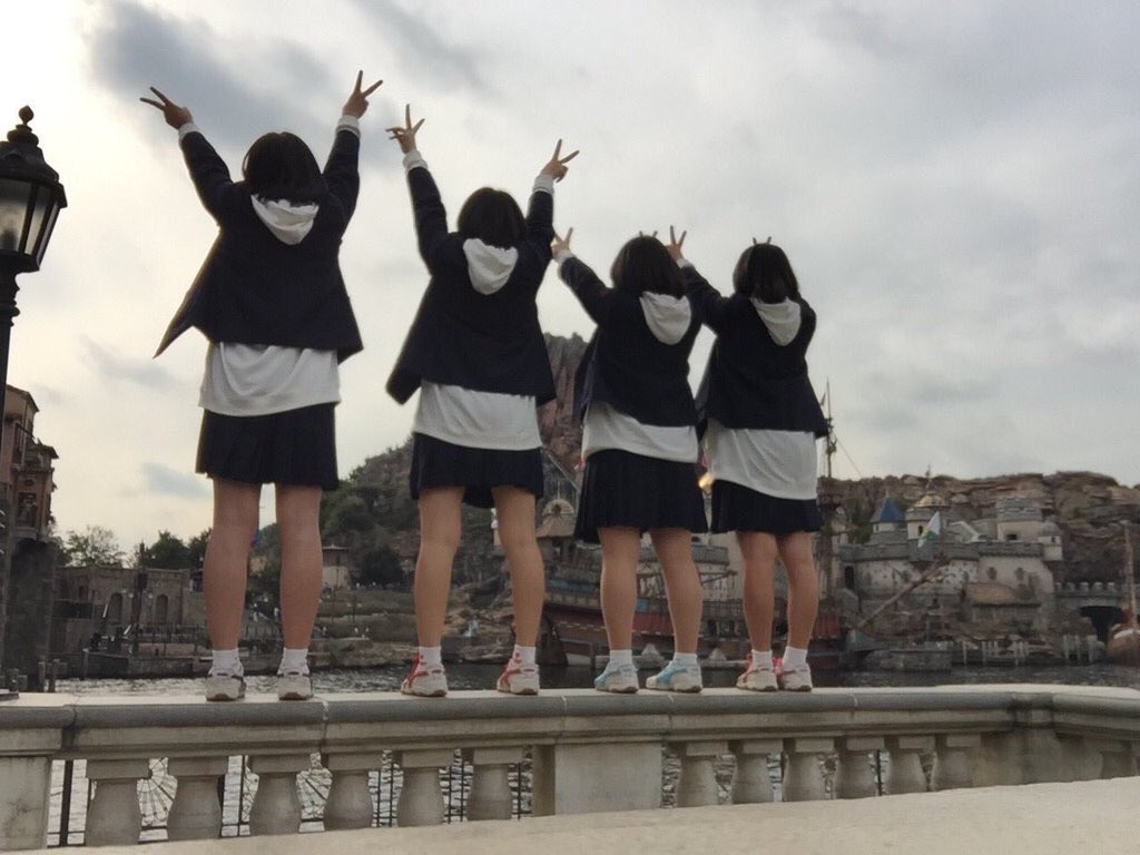 Love613D's tweet photo. コレはヤバイ！
もう怒られるとかそうゆう問題ぢゃないよな！常識の範囲で考えて欲しい
日本のディズニーはいいって言うけど
常識ない若者の溜まり場みたいになっていってる気がする
数年前まではこんな人いなかったのに
（写真は拾い画です） https://t.co/7X8qSTeoV9