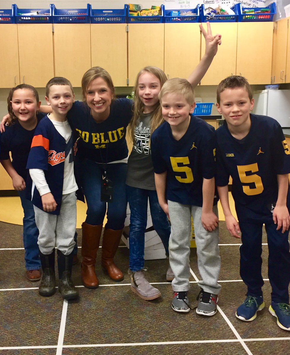 alyssadean53's tweet photo. 3rd Grade Falons know who's the best! 👌 #goblue #teamprideday https://t.co/GFZns49dtw