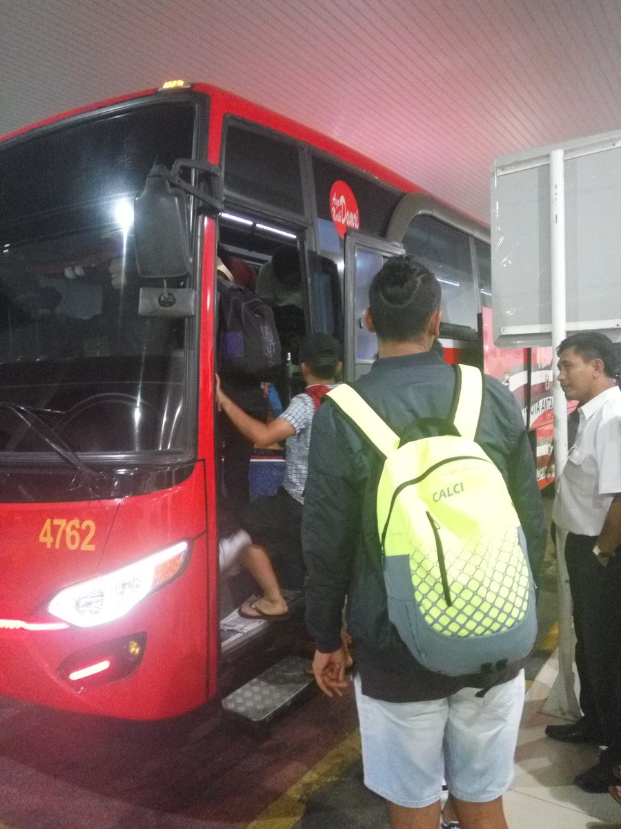 LampungSakti's tweet photo. Kedatangan Tim Sriwijaya FC di Bandar Lampung untuk menghadapi Pertandingan Persahabatan bersama #LampungSakti ⚽ https://t.co/RU9988UBM2
