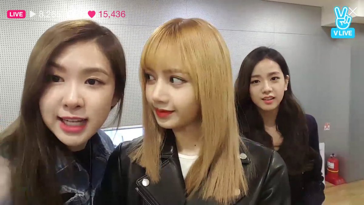LaliceThailand's tweet photo. [VApp] 170331 #BLACKPINK -
블핑의 마지막 장소♡ 
#LISA #JISOO #JENNIE #ROSÉ https://t.co/Tq8j6qkaD4