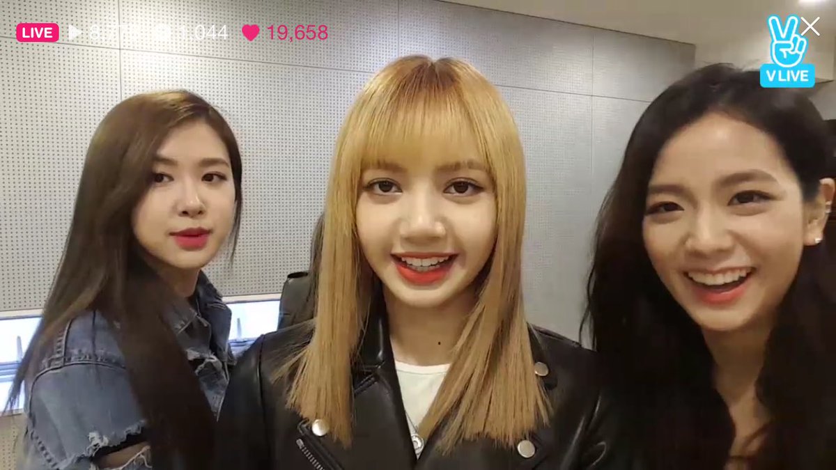 LaliceThailand's tweet photo. [VApp] 170331 #BLACKPINK -
블핑의 마지막 장소♡ 
#LISA #JISOO #JENNIE #ROSÉ https://t.co/Tq8j6qkaD4