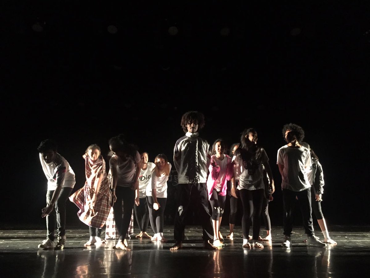 JakArtsCouncil's tweet photo. Galdi bersi untuk pertunjukan Jakarta Dance Meet Up yang akan digelar malam ini di Gedung Kesenian Jakarta. #JDMU #JDMU2017 https://t.co/5ObAazBGyW