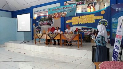BPOM_Serang's tweet photo. kegiatan penyuluhan keamanan pangan dan pengujian sampel pangan di SMAN 2 Kota Serang https://t.co/5BzMz76Gm2