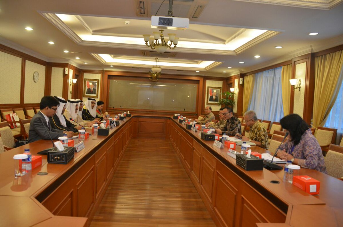 KemnakerRI's tweet photo. Menaker @hanifdhakiri menerima kunjungan kehormatan Ketua Parlemen Bahrain H. E. Ahmed bin Ebrahim Rashed Al Mula bahas ketenagakerjaan. https://t.co/4Eb7hWDrZ4