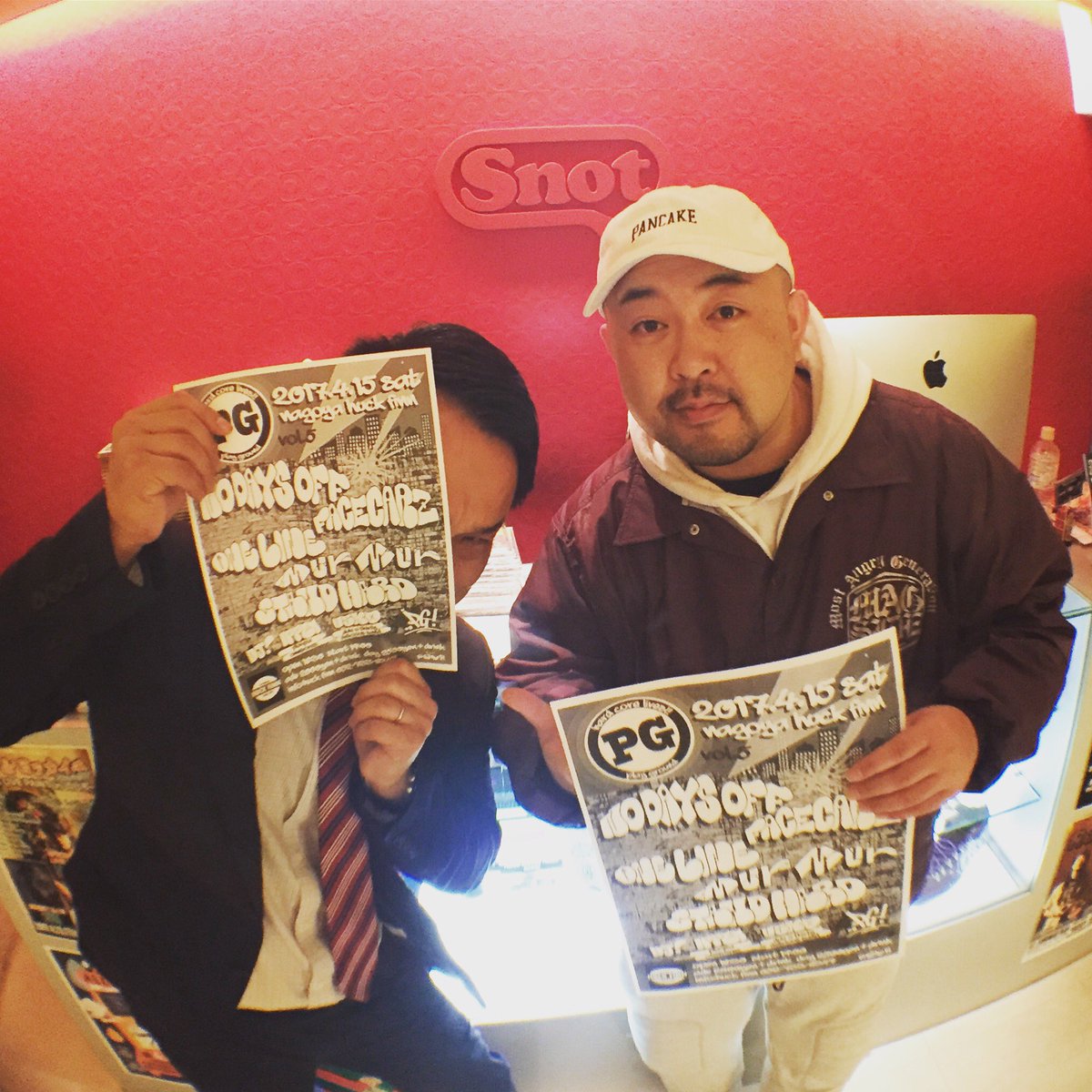 UTCHY_SNOT_MAG's tweet photo. 今日は名古屋から仕事サボってwうっしー君が4/15のライブフライヤーを持って来てくれました！三重から #FACECARZ も出るし #NODAYSOFF (スワ)も出るし #ONELINE も出るし #STANDHARD も出るしおもしろそうやでー！皆さん要チェックで！🙌🏼😎 https://t.co/T54Aj1GCR8