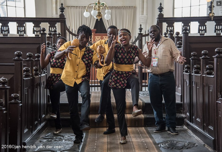 Roakeldais's tweet image. Poëzie in het Nepalees gekoppeld aan kunst, haka in de kerk? of gewoon een lekker culinair hapje met live muziek? Zaterdag 1 juli Soon more!