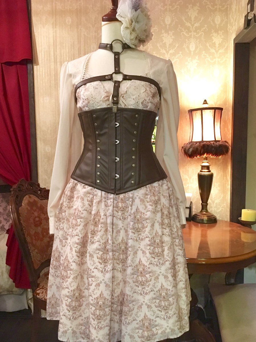 アビエタージュ No Twitter コーディネート紹介 オリジナルプリントのワンピースとレザーのコルセットを合わせた甘辛コーデ 童話の世界 ワンピース メタルドットハーネスベルト ブラウン メタルドットショートコルセット ブラウン 通販 T Co