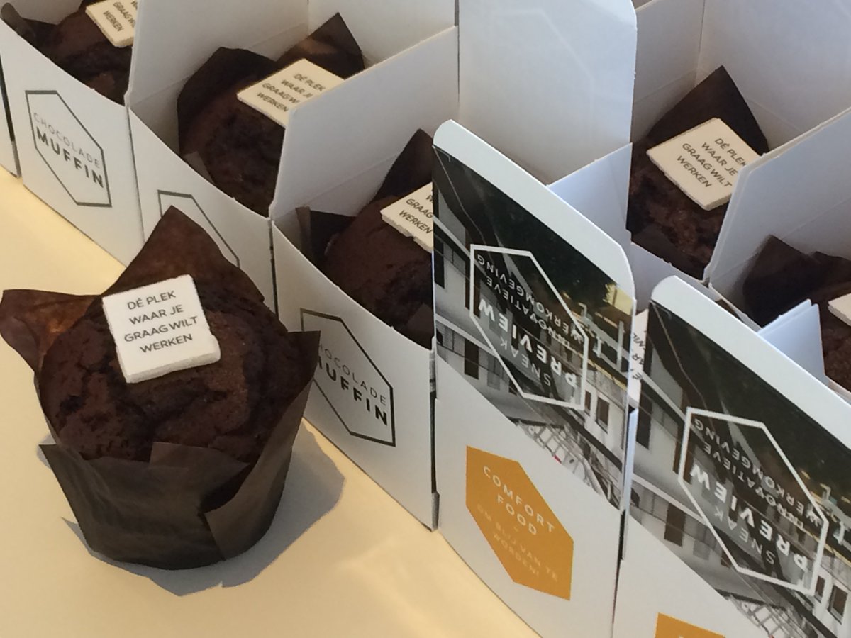 Heembouw uit de #gemeente Roelofarendsveen trakteert op ovenverse muffins bij oplevering van projecten. #vrijdag 🤣