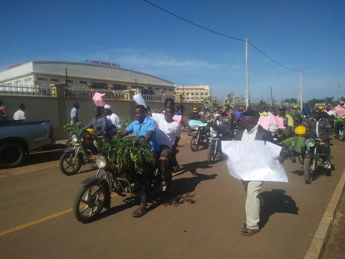 leemakwiny's tweet photo. Uhuru Kenyatta father messed the Luo nation economically. Our generation will not allow the son to mess it. We will defend. 
#LBDADemo https://t.co/xrnCaYNkdW