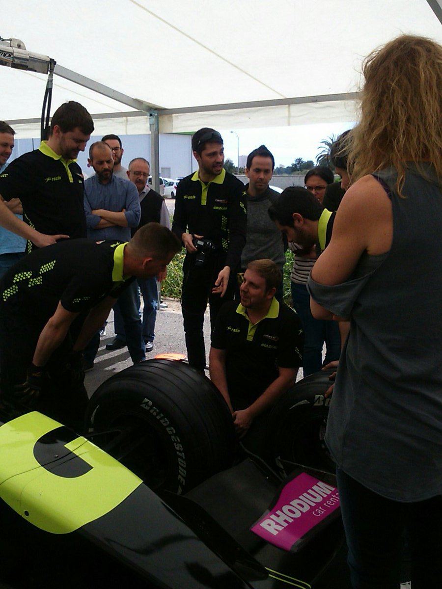 CamposRacing's tweet image. #HappyFunAtWorkDay | Empieza el evento de @goldcarESP. Reto para sus empleados 😁, ¿qué grupo hará el pit stop más rápido? Hay premio 😄.