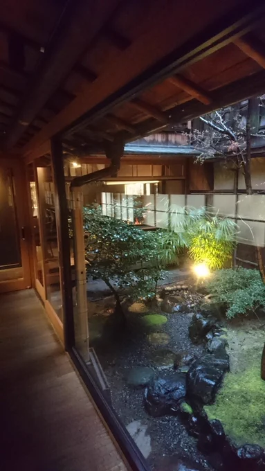『ぼく明日』のおかげで、母校から表彰して頂くことになりました! というわけで京都入りしてます! ついでに近くにあった有名パティスリー「オ・グルニエ・ドール」を訪問❗
1・リンツァータルト美味い
2・京都らしい風情あるイートイン
3・保温カバーかわいい 