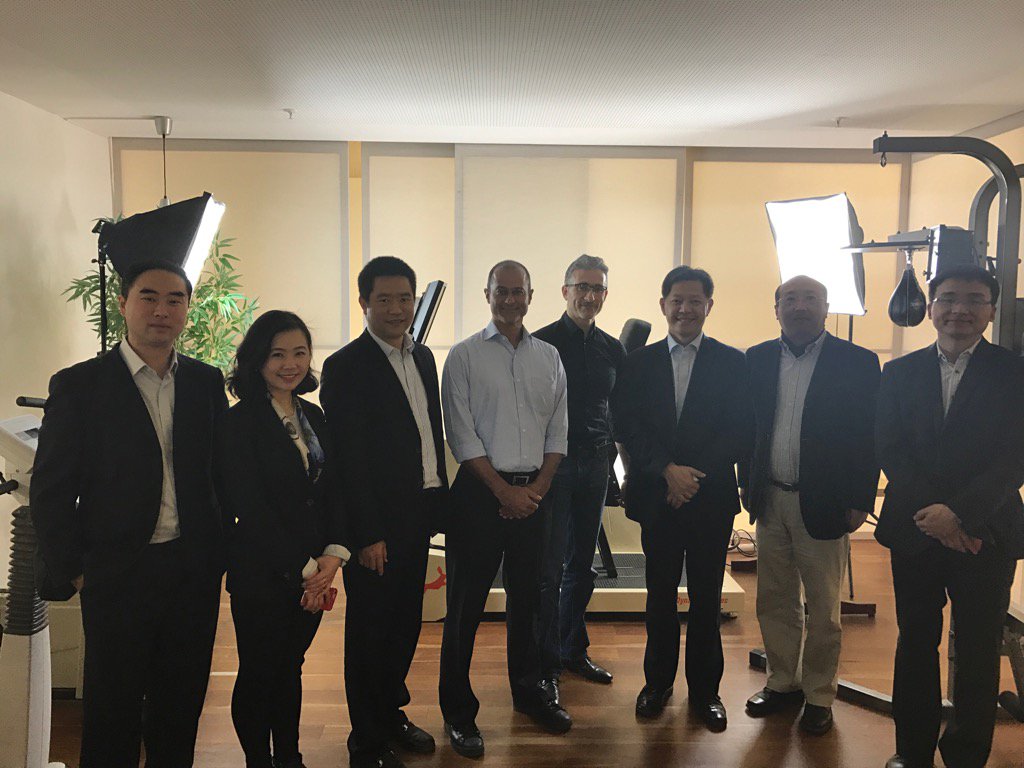 cybermax's tweet image. Hosting a friendly delegation from Shanghai! #DynamicDevices #allegrobot #AI #legpress