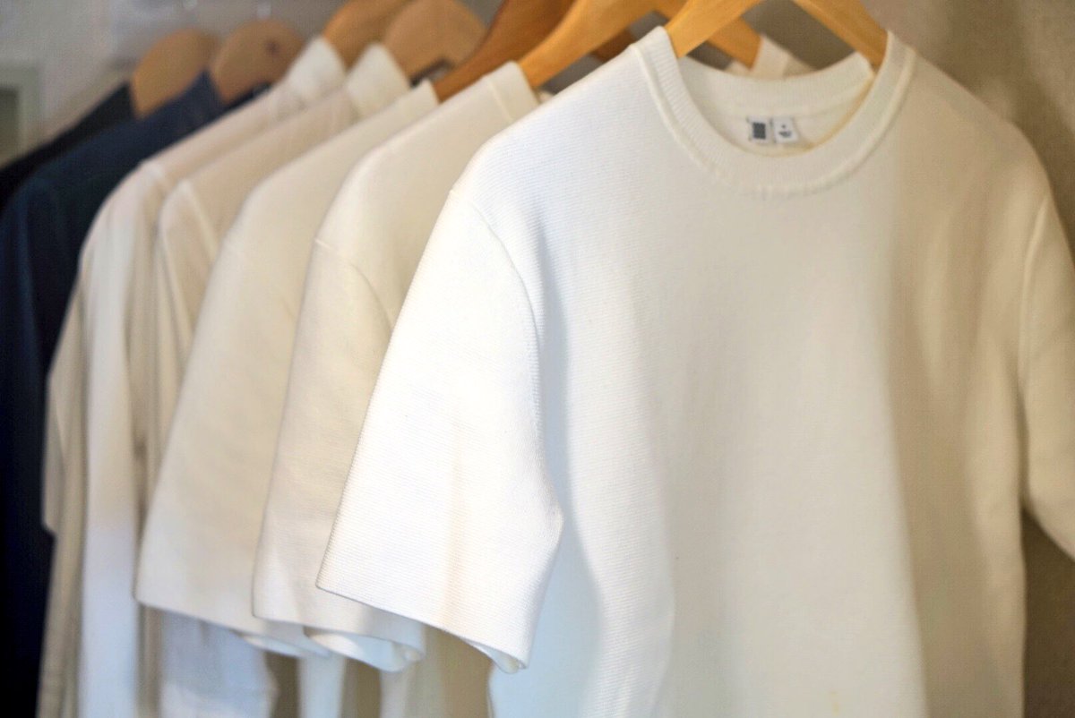 ミニマリストしぶ Auf Twitter お洒落なミニマリストになりたい ということでメンズファションバイヤーmbさん Mbknowermag がオススメする服をベースにクローゼットの中身を一新しました 季節ごとに制服化するのは変わらず ほぼユニクロでお洒落な着こなし