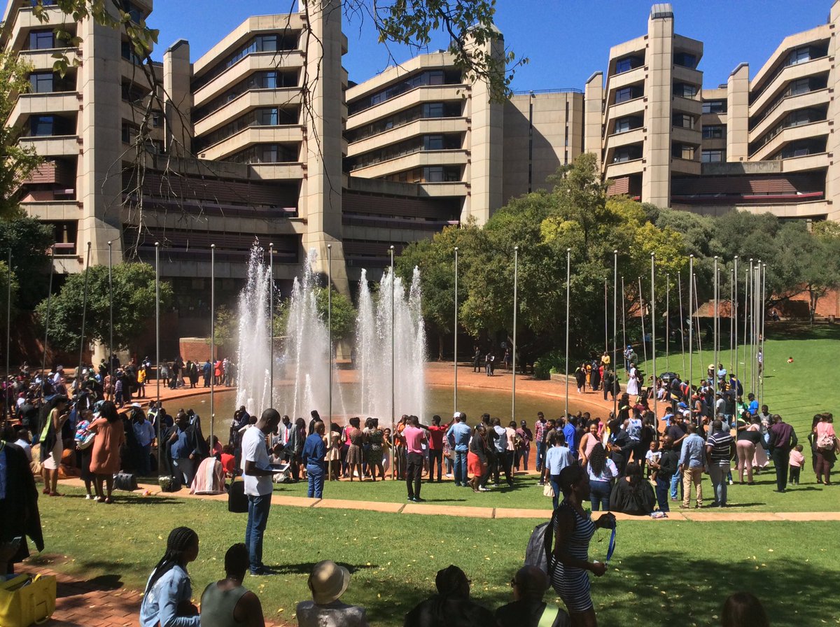 ZunguBafana1's tweet photo. Motivation for undergraduates ππΎππ½ππ½ππΎβπ½#UJGraduationSession https://t.co/pVnPLCBLZ3