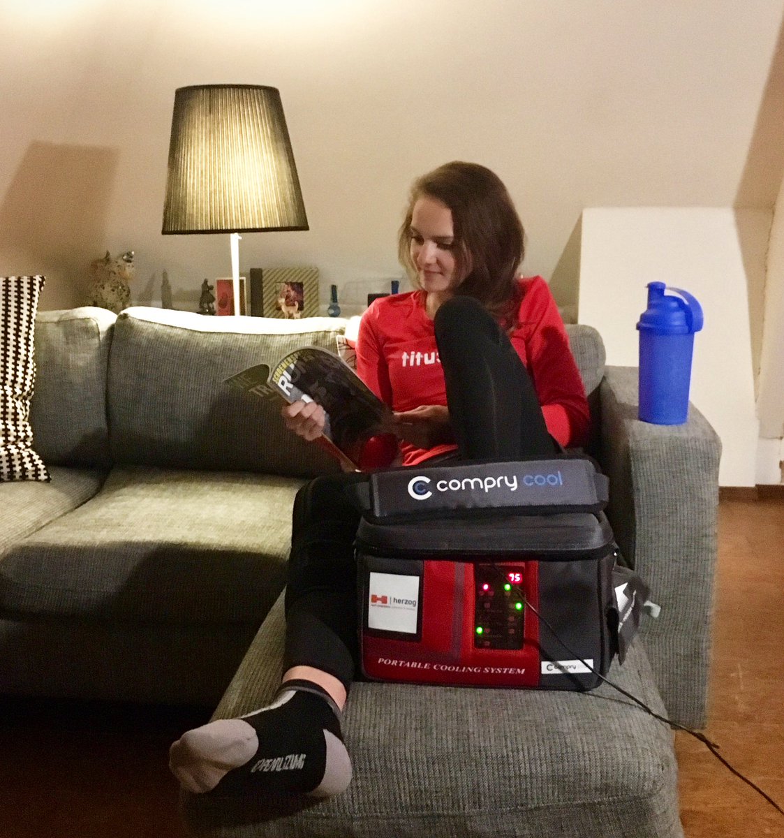 MarcellaHerzog's tweet photo. Compression and cooling with my own @CompryCool system❄️🔄! Knee recovery at the couch in full progress ✔️#rehab #willbebacksoon https://t.co/afAuaLnihZ