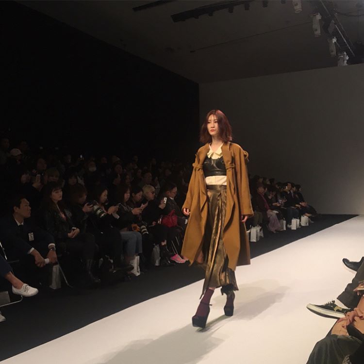 BEGSnaps's tweet photo. [MIRYO INSTAGRAM(7P)] miryoakajohoney: #요하닉스 #yohanix #seoulfashionweek 7/7P https://t.co/I3JZIoCRtd #kpopsnaps https://t.co/uBe7Br9uuc