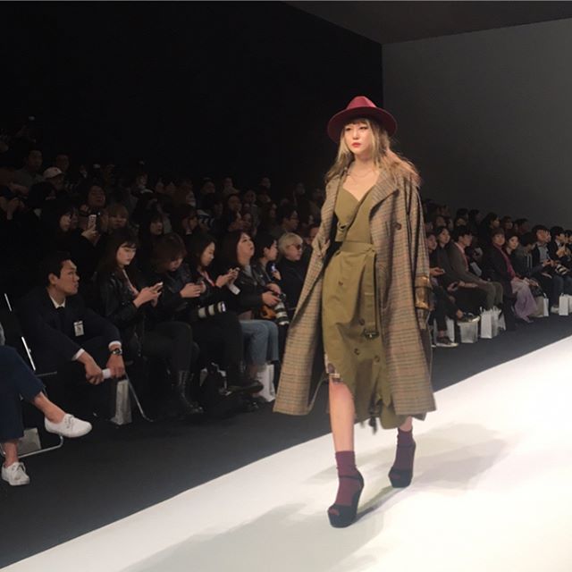 BEGSnaps's tweet photo. [MIRYO INSTAGRAM(7P)] miryoakajohoney: #요하닉스 #yohanix #seoulfashionweek 7/7P https://t.co/I3JZIoCRtd #kpopsnaps https://t.co/uBe7Br9uuc