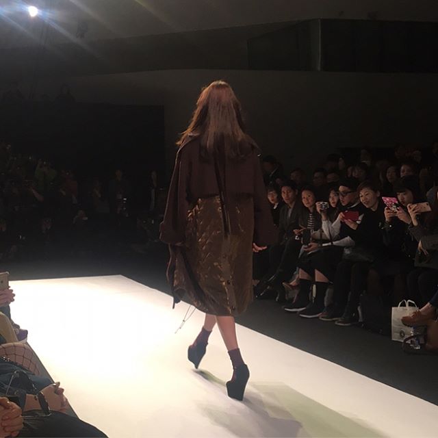BEGSnaps's tweet photo. [MIRYO INSTAGRAM(7P)] miryoakajohoney: #요하닉스 #yohanix #seoulfashionweek 7/7P https://t.co/I3JZIoCRtd #kpopsnaps https://t.co/uBe7Br9uuc