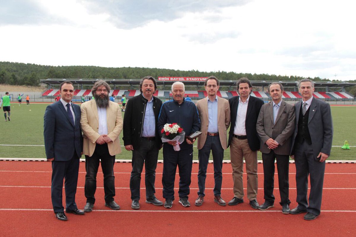 Meslek Ödüllerimizin ilkini Kastamonuspor'un 40 yıllık emektar malzemecisi Ünal Feyzioğlu'na takdim ettik..