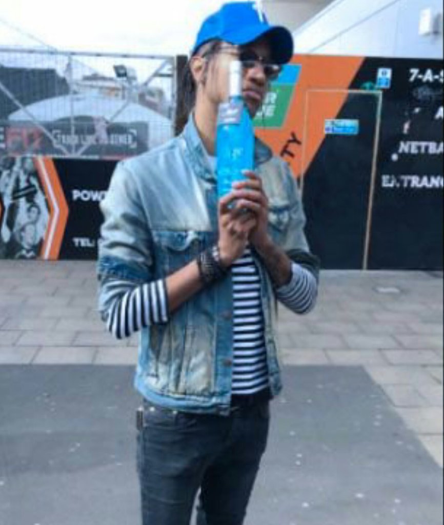 #BleuPassion lovin' from the wavey <a href="/poetscorneruk/">Poet</a> #AlizeArmy 👊🍾