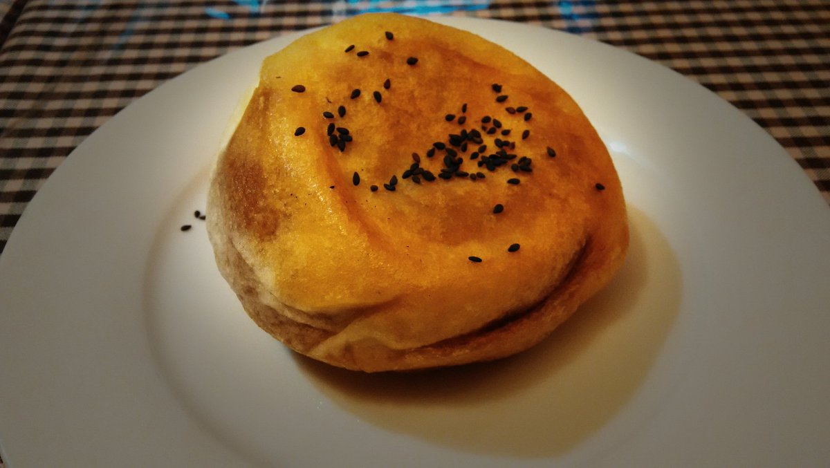 ...
- Ous al niu farcits de bolets i formatge de cabra
- Llobarro al mojo verde amb espàrrecs
- Pollastre a l'ast

Bon profit!