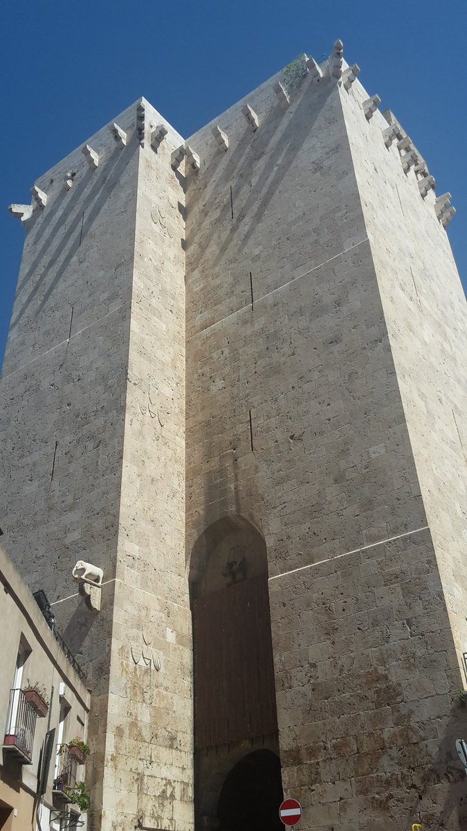 Mirando la Torre dell'Elefante #Cagliaridedía