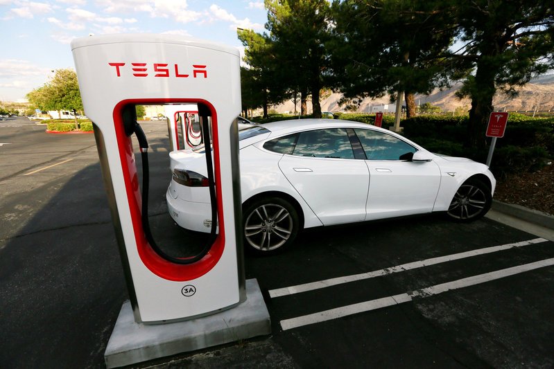 icvue's tweet photo. Are automakers trying to delay the inevitable? https://t.co/Jz7lOqpMRU https://t.co/yKuLaK1M2a