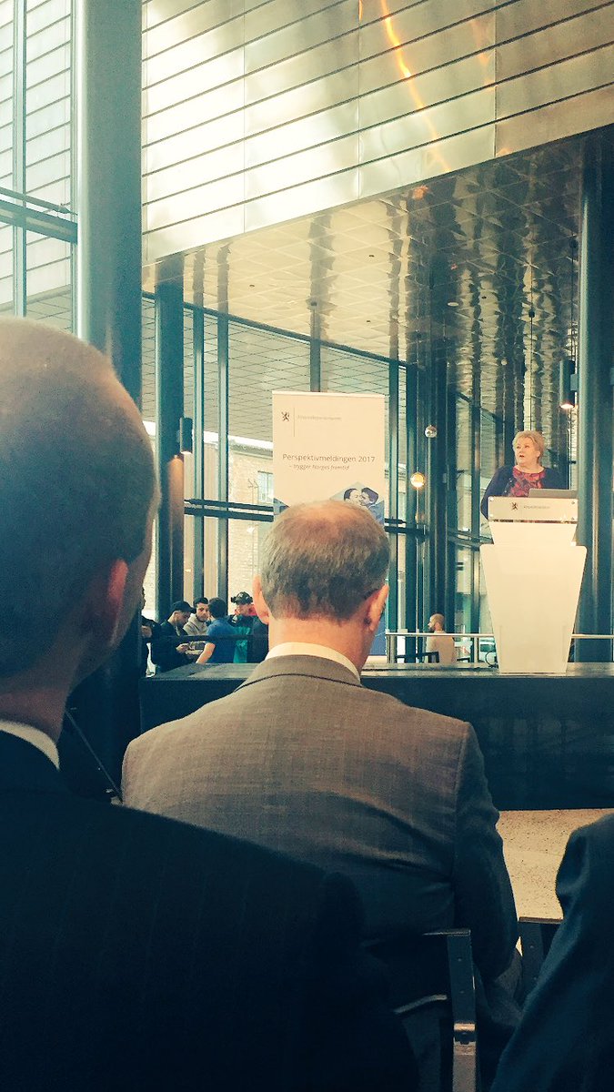 Perspektiv m Norgessjef <a href="/erna_solberg/">Erna Solberg</a> ,pengesjef @Siv_Jensen_FrP digitaliseringssjef <a href="/HakonHaugli/">Håkon Haugli</a> Budskap;jobbe mer og smartere <a href="/Abelia_NHO/">Abelia</a>