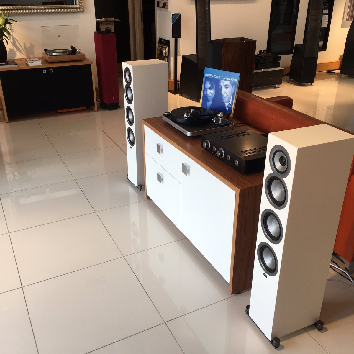 stoneaudio's tweet photo. Playing Leonard Cohen on this superb value music system: Clearaudio Concept Turntable, Sugden A21 Signature & Elac Uni-Fi FS U5. #WHFSystems https://t.co/TiU3Xd0zJq