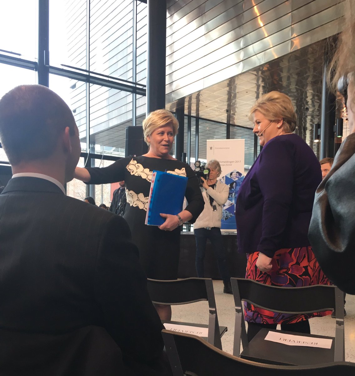 Dypt alvor i #perspektivmeldingen. Vi må jobbe mer, ta teknologi i bruk, reformere, utvikle nye arbeidsplasser. @Siv_Jensen_FrP <a href="/Abelia_NHO/">Abelia</a>