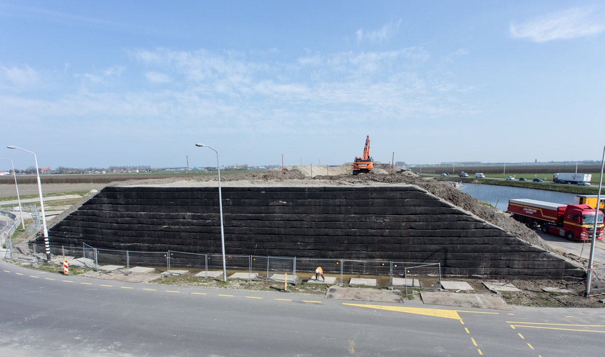 TenCate_Geo_NL's tweet photo. Just before the weekend, nice pictures of a bridge abutment with @TenCate_Geo_NL Polyslope T. Thanks to @heijmansnl  @MolhoekGWW and @Jokubv https://t.co/anHJHTKd2J