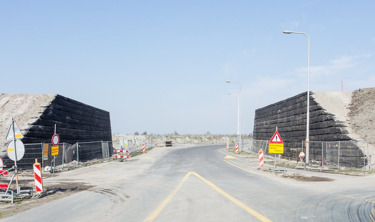 TenCate_Geo_NL's tweet photo. Just before the weekend, nice pictures of a bridge abutment with @TenCate_Geo_NL Polyslope T. Thanks to @heijmansnl  @MolhoekGWW and @Jokubv https://t.co/anHJHTKd2J