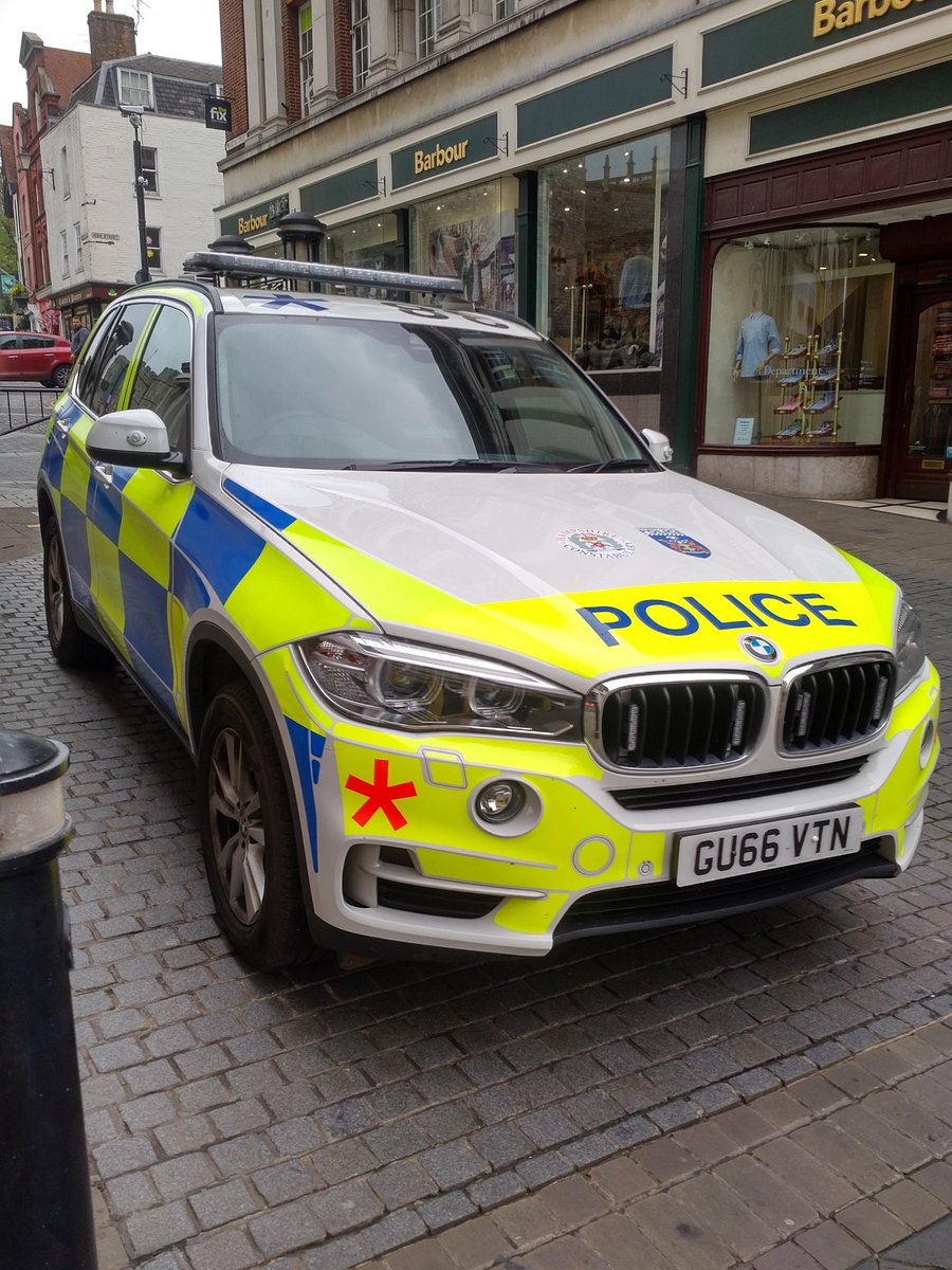 kbridgwood08's tweet photo. At the Changing of the Guard parade thro Windsor earlier and took the opportunity to thank the AR Sgt from TVP for keeping us safe #keptsafe https://t.co/FP7kPngpfj