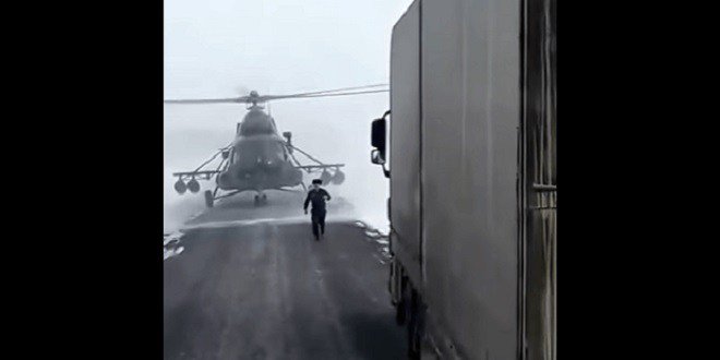 flashinfoma's tweet image. Un pilote d’hélicoptère se pose sur l’autoroute pour demander son chemin bit.ly/2ooEhTH