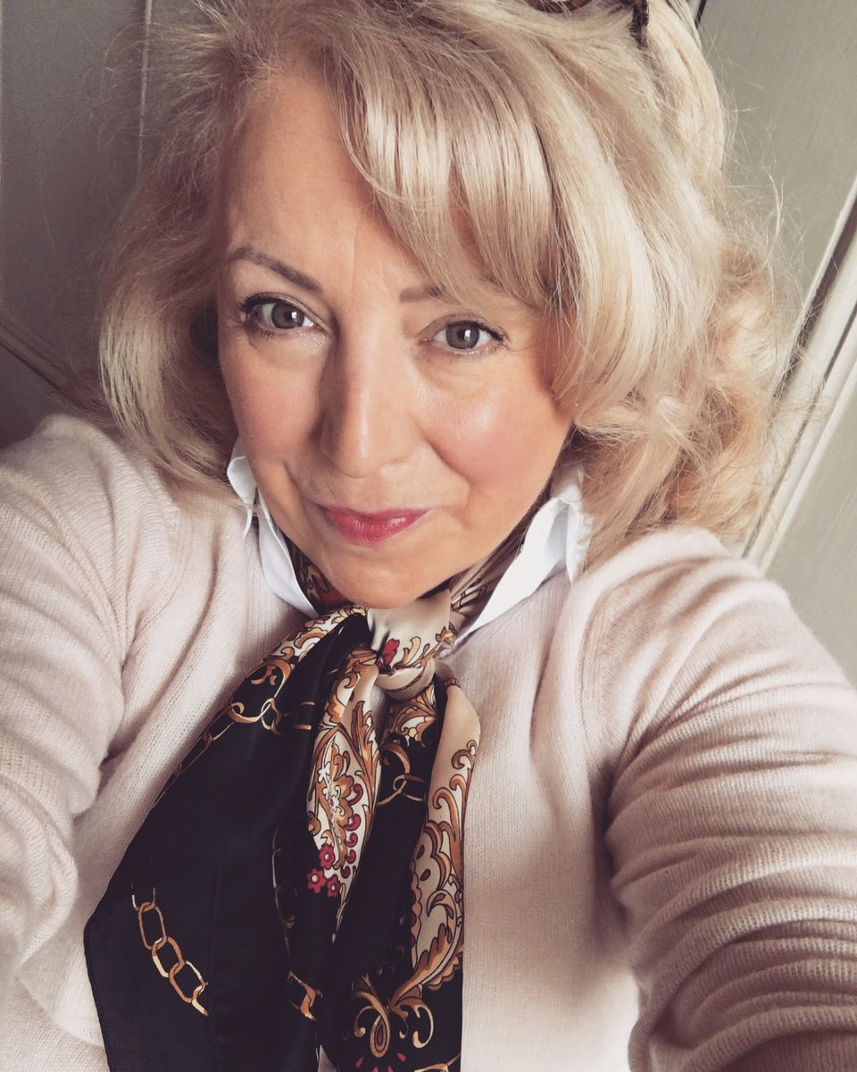 ColbourneSarah's tweet image. Blow dry my mop and it rains...... crazy  at lady hair her I come 😂😂😂