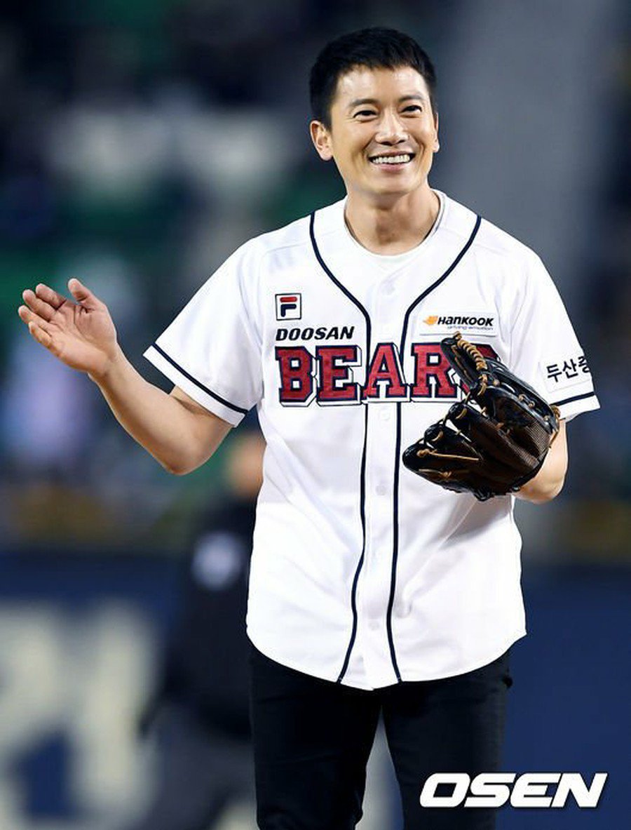 韓流ツイッター Pa Twitter 俳優チソン 韓国プロ野球斗山ベアーズ対ハンファ イーグルスの開幕戦で始球式 ソウル 蚕室野球場 チソン のまとめlive T Co Dxqoixawo7