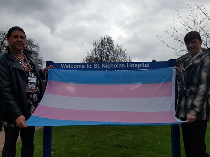 heron_pat's tweet photo. @UNISONNTW @NorthernUNISON @CrichtonJones @rowlands_chris :@NTWNHS raising flag #TDOV #respectourgender #Equality https://t.co/o69egXNeaY