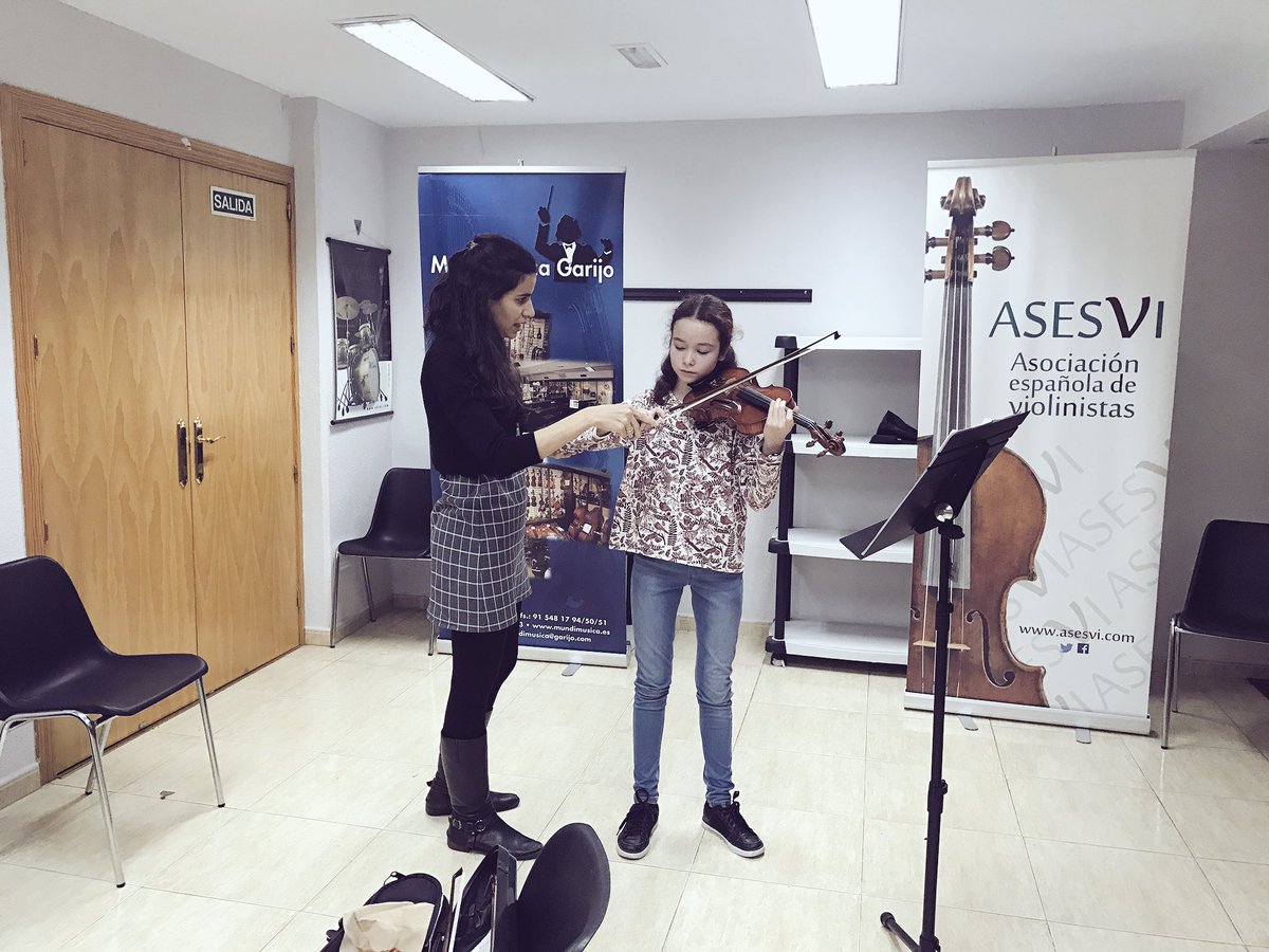 asesvi's tweet photo. Laura y Jimena trabajando con @AnaMValderrama #violin #IJornadasAsesvi #madrid #masterclass 🎻🎶 https://t.co/B1TmsLqaLX