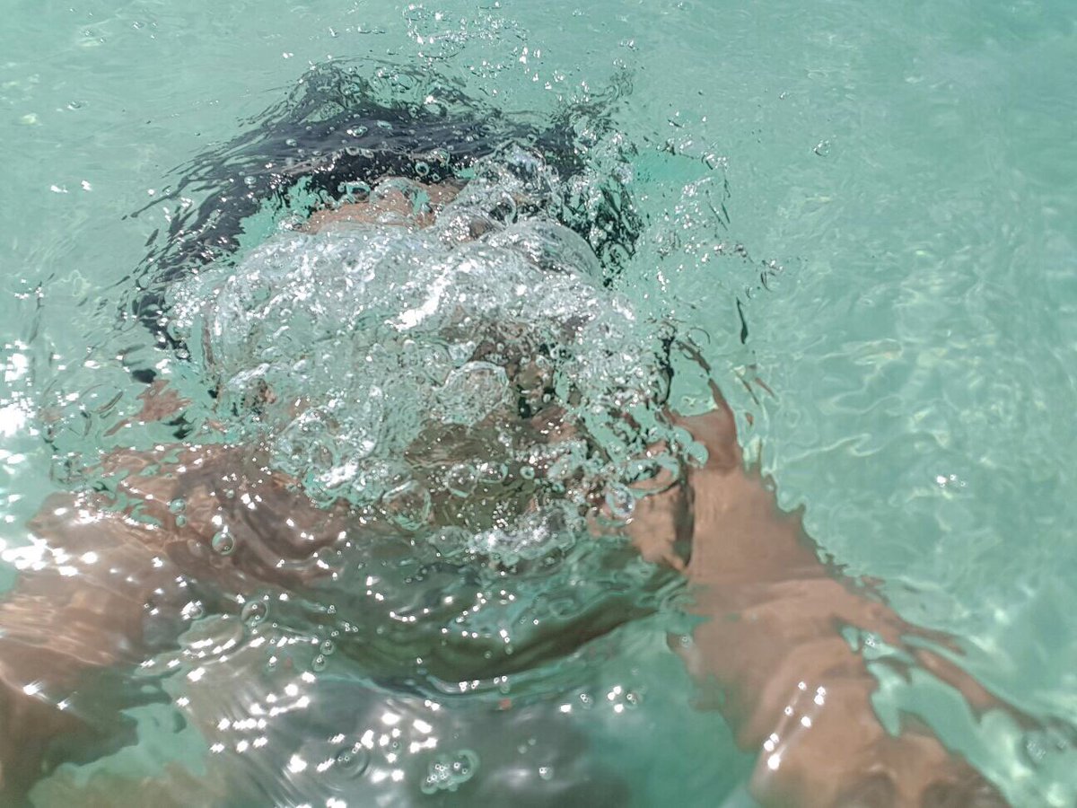 Aries_93Water's tweet photo. NatureLover:crees k el móvil se puede mojar y decides hacer submarinismo con el!Ciao fotos del viaje RIP #Telefonicabackupday @MovistarCloud https://t.co/fJf0yEU5qe