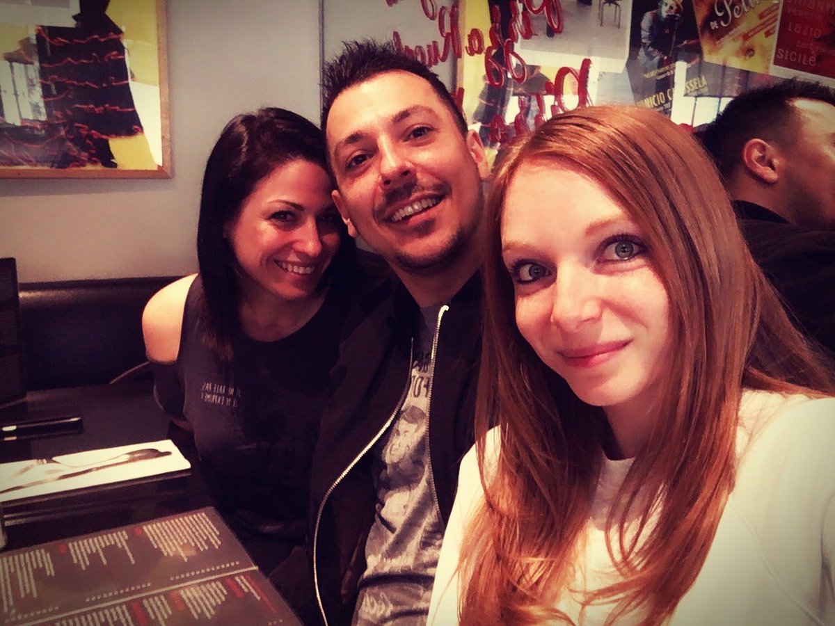MikaCissero's tweet photo. #RestoTime 😋😋Avec mes Bombasses 😘😘 Tavernier de la bière 🍻 svp !!!! 😂😂 #Marlouch' #Stouuffinette ❤️ https://t.co/kwDllUg5SS