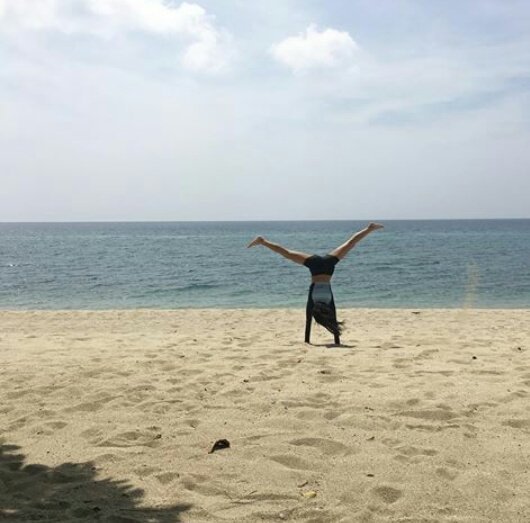 TeamYLONA's tweet photo. QUEEN OF CARTWHEEL 😂👑
#MyOnlyRequest FLY TONIGHT by YLONA GARCIA @mor1019 @1019djjocoloco #MORBiga10 https://t.co/8UZJZJhVMo