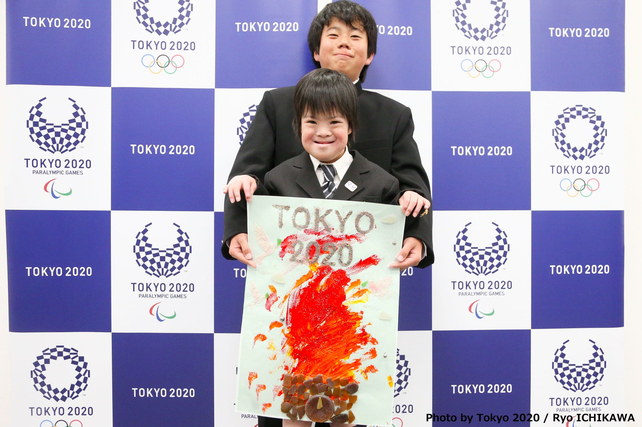 Tokyo たくさんの小中学生の生徒の皆さんと一緒に Tokyo を創りあげていきたいという想いでスタートした 小 中学生ポスター募集 こちらは26 292点の作品の中から見事金賞を受賞し 本日参加してくれた皆さんです おめでとうございます
