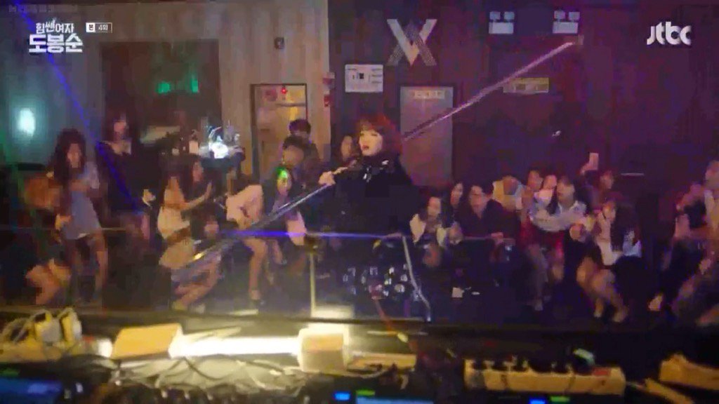 koreandreamy's tweet photo. The way he looked at her even though she looked silly in front of the crowd 🙈💕 #SWDBS #strongwomandobongsoon #kdrama https://t.co/7RqOWRcqZh