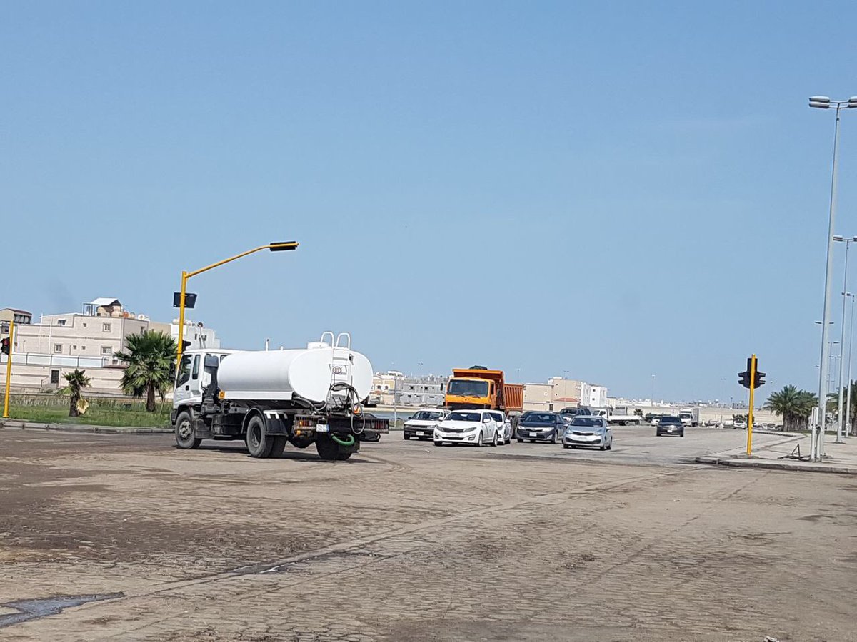 أمانة #الشرقية تكثف جهودها في سحب تجمعات المياه ، وتحسين الطرق في #ضاحية_الملك_فهد