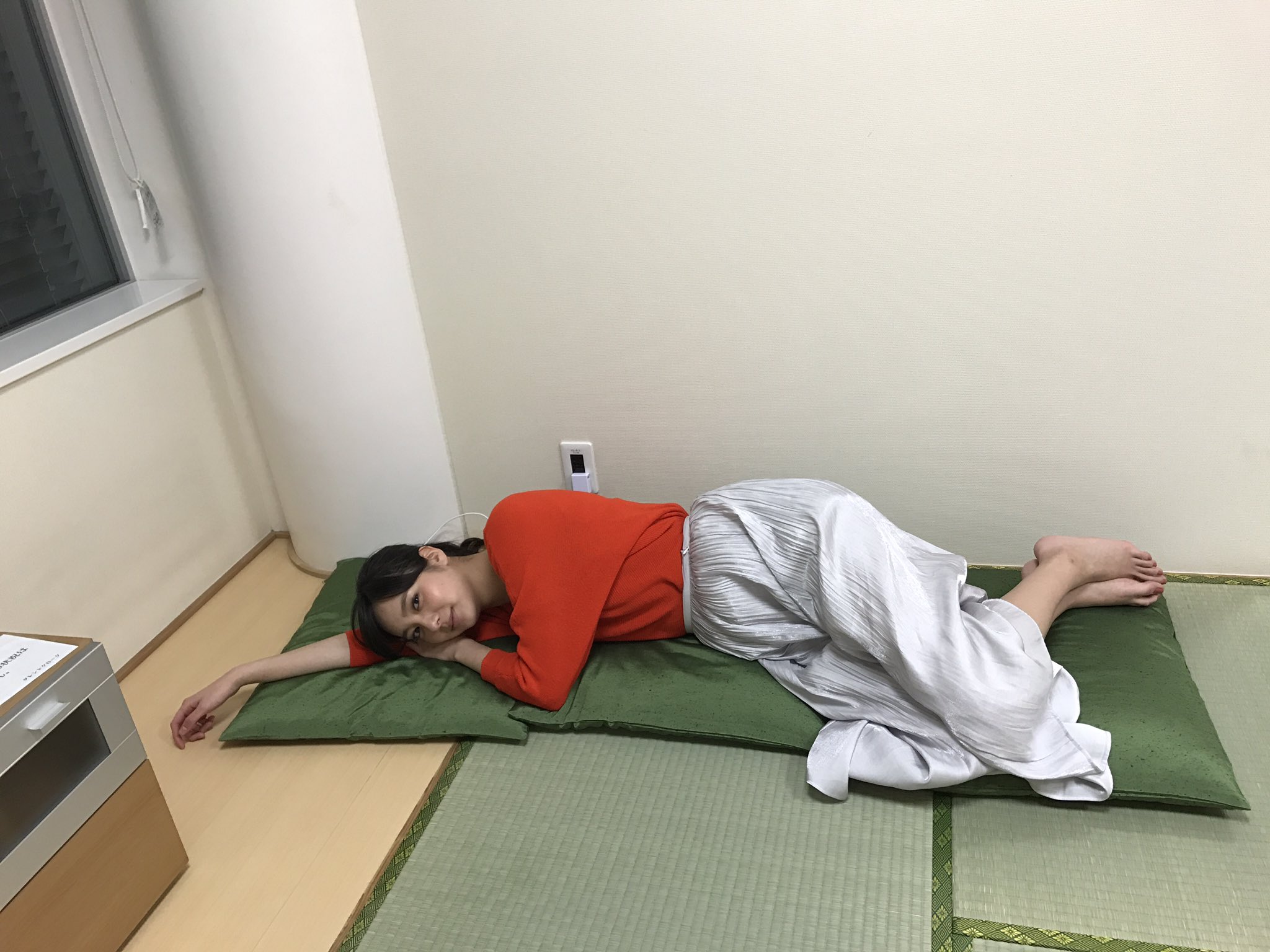 新川優愛 Staff Ar Twitter ドラマ 櫻子さんの足下には死体が埋まっている 撮影現場にて 休憩中の新川でした 気配を感じ 起きました リラックス しばらくし 撮影に戻って行きました 行ってらっしゃい 櫻子さんの足下には死体が埋まっている 新川優愛