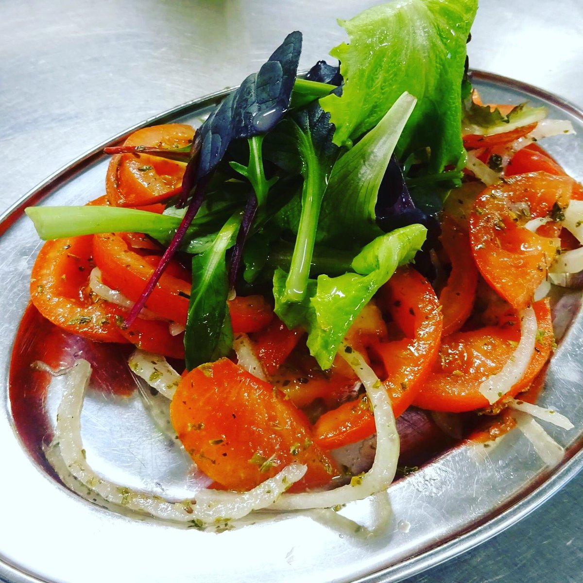 Tomaten ui salade! Welk bijgerecht kies jij?? #juffrouwtok #tomatenui #kippiripiri