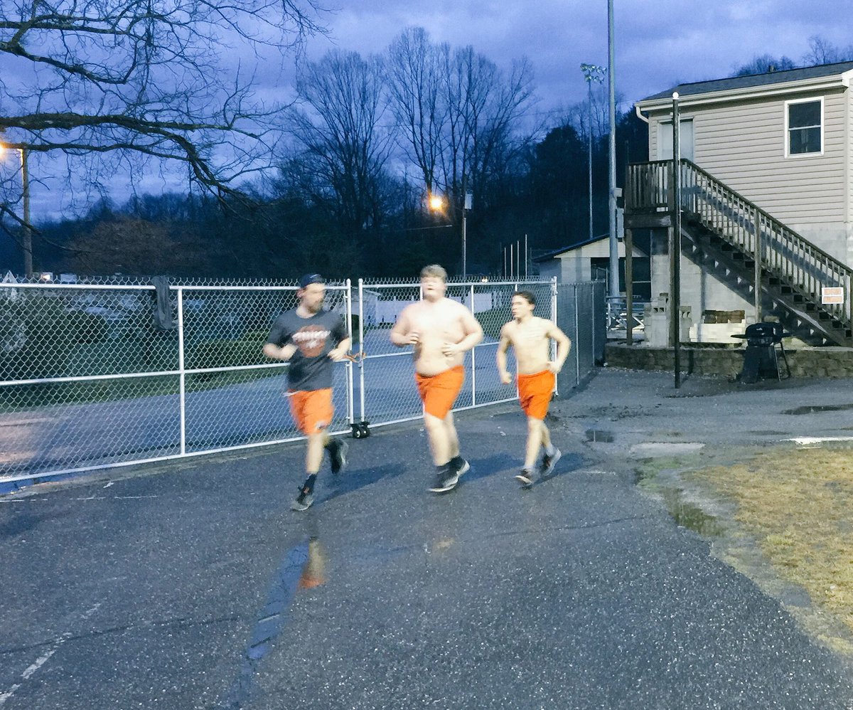 racelandramsfb's tweet photo. Family always encourages us to do our best. Always #ThisIsHome #SpringBreakSprint 💼🚂🏆 https://t.co/0C1bCDHLpc