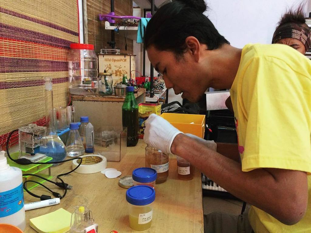 artscienceblr's tweet photo. @dholyhusada making #kombucha at #artscienceblr #diy #fermentation #biohacking  #residency #lifepatch #biodesignfo… https://t.co/S0Y3bg3fDq https://t.co/5AJRhtEwG9
