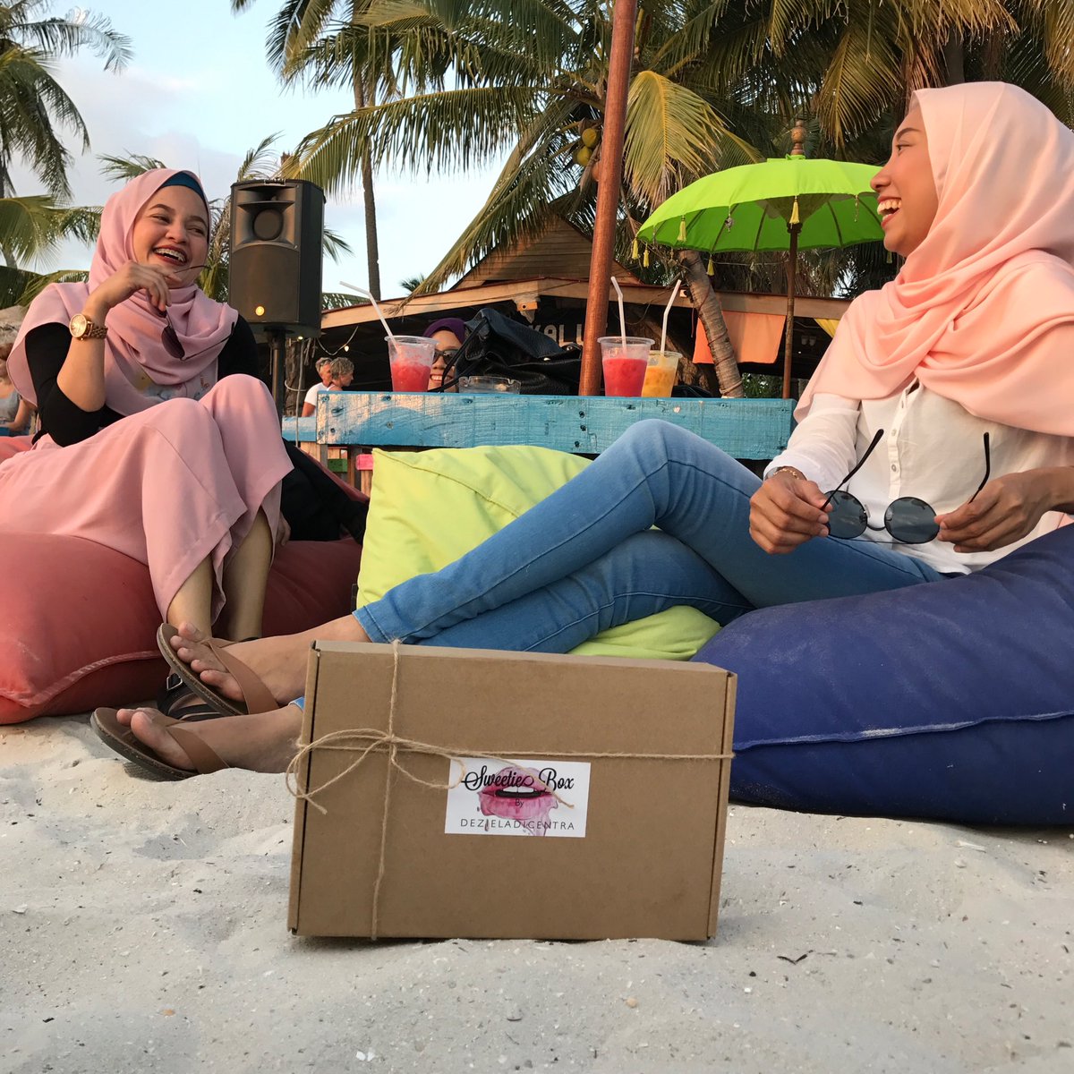 deziela_'s tweet photo. IG surprise box yg paling MELETOP 🎉!! Chocolate imported tpi harga murah😍 brmula dari RM45 &amp; jgn lupe TAG gf/bf anda🍫🎁PLS RT &amp; VIRALKAN !!🎉 https://t.co/rffwGqIdUX
