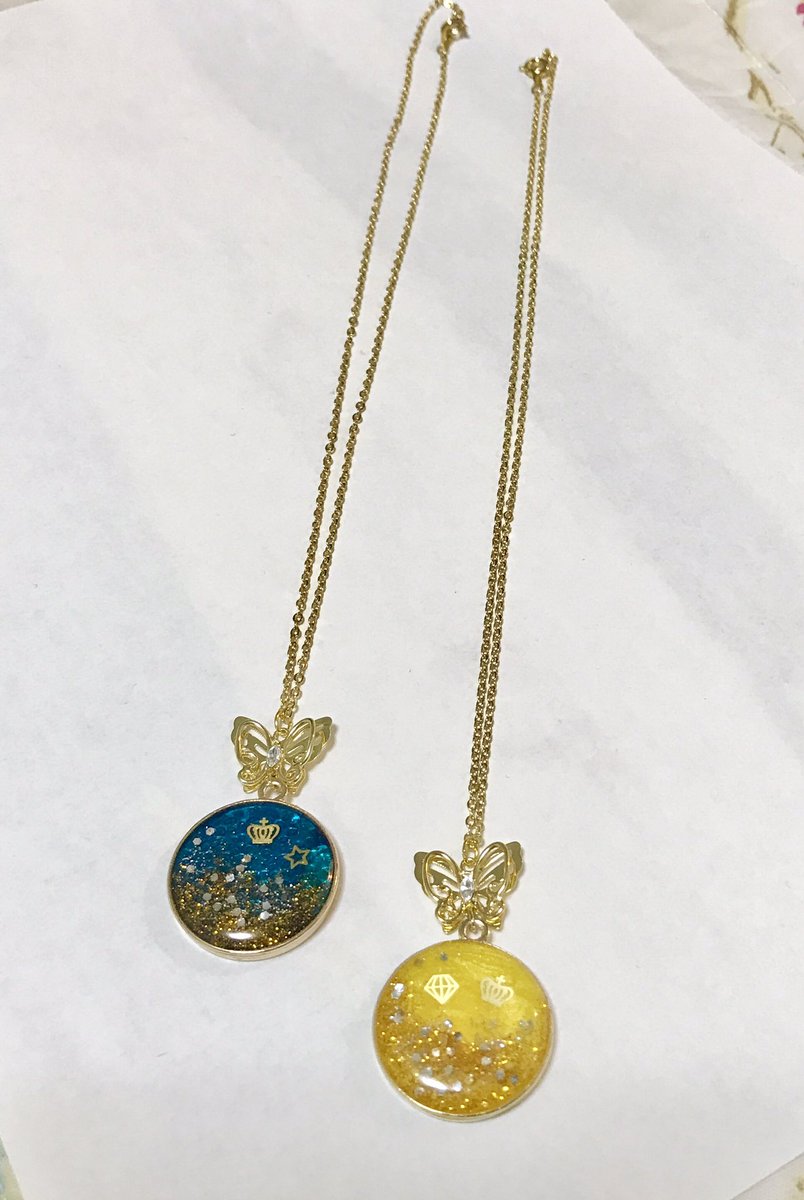 Morimorika がま口屋 デザイナー 奇皇后モチーフのネックレス完成です ブルーはワンユ イエローはタファンをイメージ それにヤンの象徴の蝶が一緒にいます ワンユは王冠 高麗王 と星 ピョル を タファンは王冠 皇帝 と宝石 アユ をレジンで